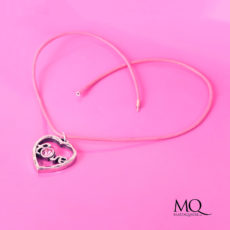 Colgante de Metal y Cordón de Cuero en Forma de Corazón con Swarovski rosa.